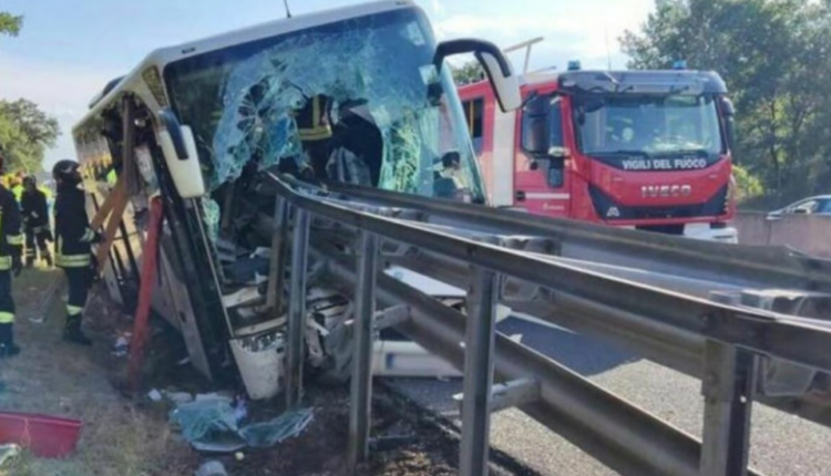 E frikshme në Itali! Autobusi me fëmijë përplaset me kamionin, një person në gjendje të rëndë