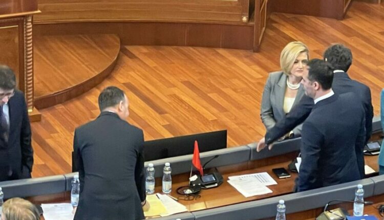 Albulena Haxhiu vë flamurin shqiptar aty ku ulet Albin Kurti