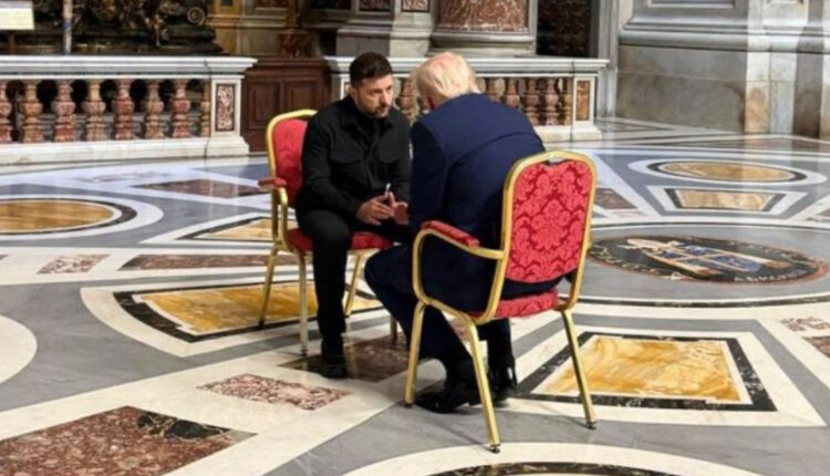 Trump dhe Zelensky kokë më kokë në Bazilikën e Shën Pjetrit, iu bashkohet dhe Macron