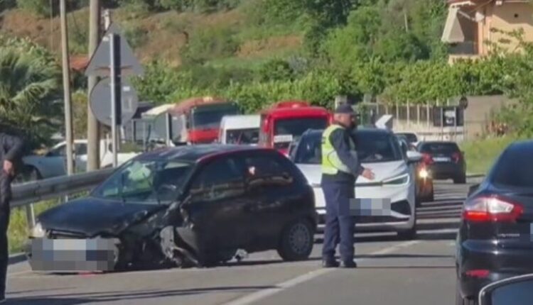 Autobusi përplaset me një veturë në aksin Elbasan-Peqin, disa të lënduar