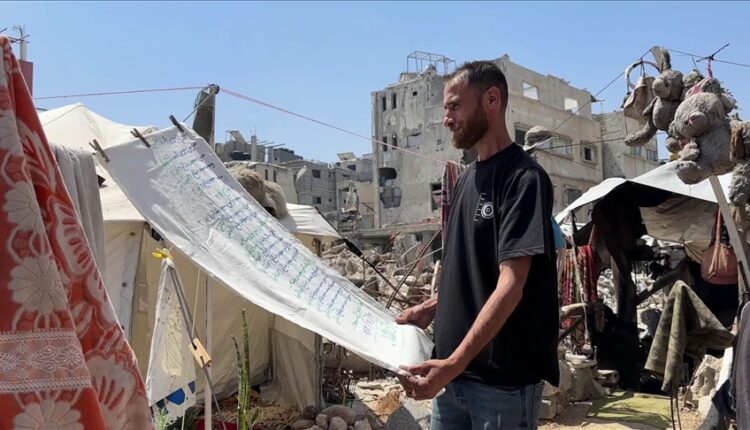 Babai i pikëlluar nga Gaza ngushëllohet me sendet e fëmijëve të vrarë në sulmin izraelit