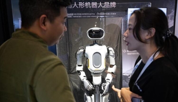 Studiuesit kinezë zhvillojnë robotin më të vogël amfib që ndryshon formën