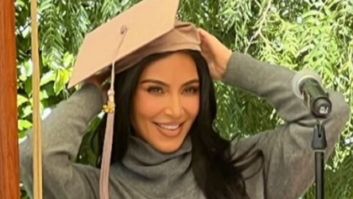 Dështoi tre herë dhe më në fund ia doli, Kim Kardashian diplomohet nga Fakulteti i Drejtësisë pas 6 vitesh