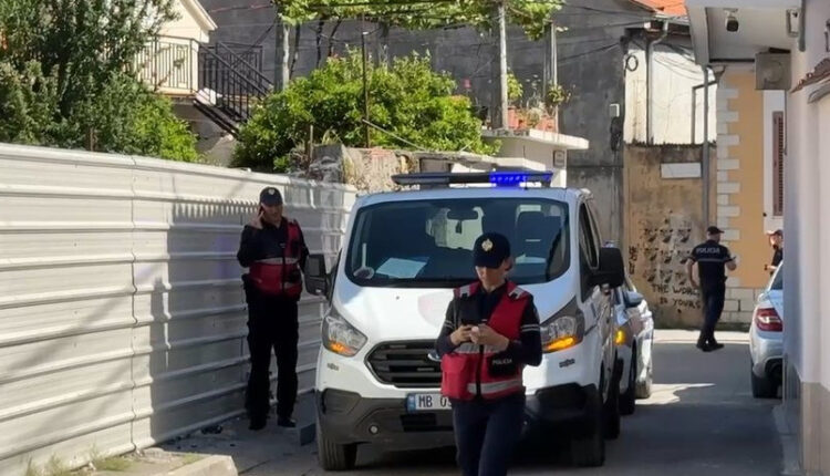 Dyshohet se konsumoi alkool gjatë gjithë natës, momenti kur autori niset me ambulancë, i mbuluar në gjak dhe gjysmë i zhveshur