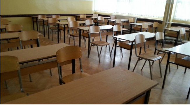 Një nxënës i klasës së gjashtë ka ngacmuar një fëmijë me zhvillim atipik, i ka thënë “budalla”, i ka dhënë shuplakë – Drejtori këshillonte “në vend që të qajë, të përgatitet për sfidat e jetës”