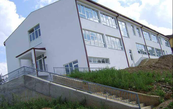 Mësuesi i edukatës fizike sulmon fizikisht një nxënës në shkollën fillore në Dëbërcë