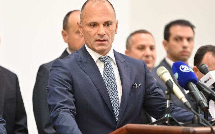 Filipçe për borxhin prej 6 miliardë euro: Çdo foshnjë do të lindë me 6.000 euro borxh