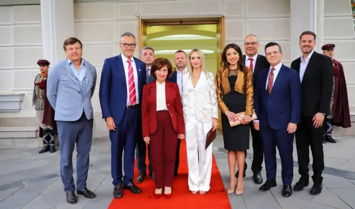 Siljanovska-Davkova në takim me përfaqësues të diasporës maqedonase: Po punohet në formim të Këshillit për diasporën si formë institucionale të bashkëpunimit