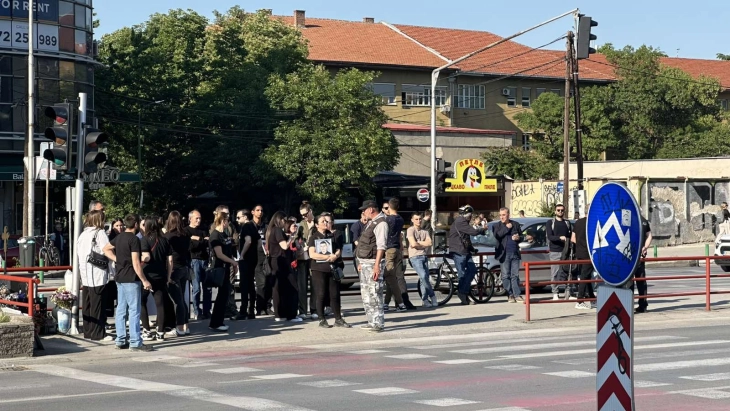 Familjarët e Frosinës protestojnë në Shkup: Po kërkohet ulje e dënimit për shoferin që e shkaktoi aksidentin