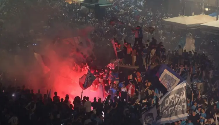 Festa e titullit kampion del jashtë kontrollit! Qindra mijëra njerëz pushtojnë rrugët e Napolit, mbi 120 të plagosur