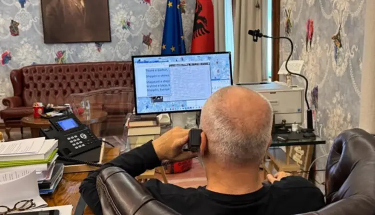 Kryeministri poston foton, fjalimi i fitores në kompjuter: Telefonata e vëllait tim Hashim ishte tejet prekëse
