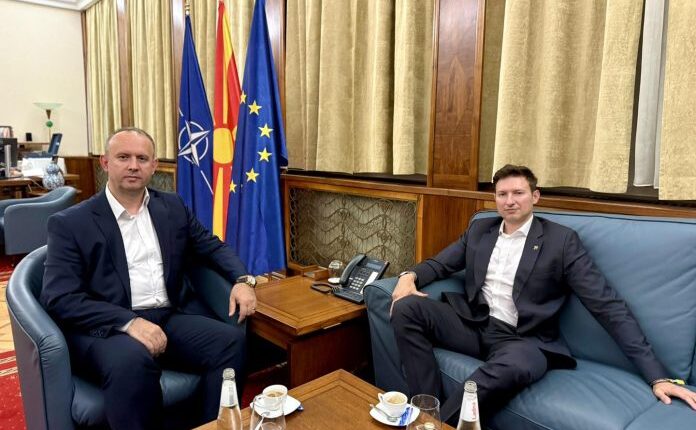 Gashi e Meidani kafe miqësore në Kuvend!