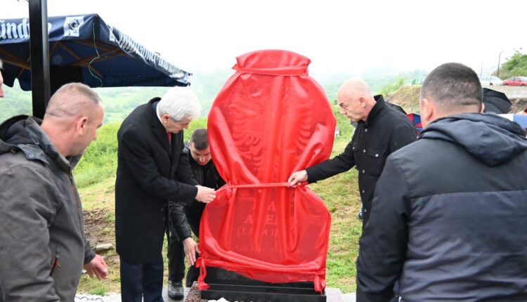 Ahmeti dhe Lika në Sellcë zbulojnë pllakën përkujtimore të Ilaz Ademit, i pari hapi dyert e UÇK-së
