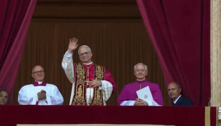 Papa Leo XIV shfaqet për herë të parë në ballkonin e Vatikanit
