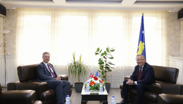 Hamza takon ambasadorin britanik, flasin për nevojën e krijimit të institucioneve të reja