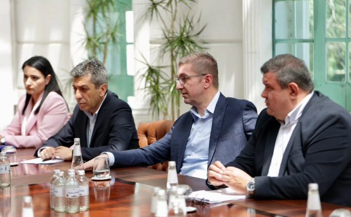 Mickoski: Sot me Mexhitin takuam drejtorin e Inspektoratit të Gjuhëve për të gjetur zgjidhje për rrogat e prapambetura