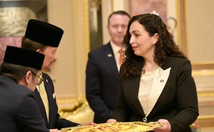 Osmani nderohet me urdhrin më të lartë shtetëror në Brunei, “Datin Laila Utama”