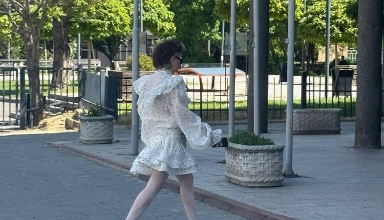 Adriana Matoshi merr vëmendje me këtë veshje në kuvend