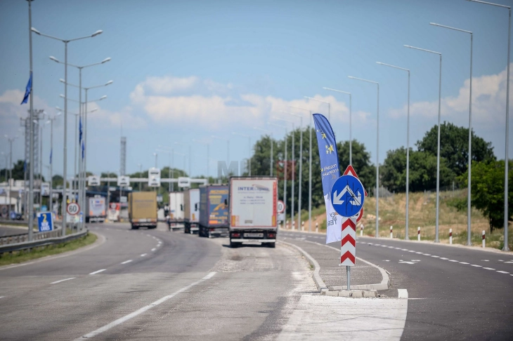Azeski në takim me homologun e tij nga Kosova për tejkalimin e problemit rreth ndalesës së kamionëve të Maqedonisë me produkte ushqimore Azeski në takim me homologun e tij nga Kosova për tejkalimin e problemit rreth ndalesës së kamionëve të Maqedonisë me produkte ushqimore