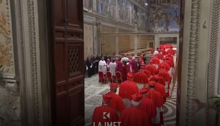 Përgatitjet në Vatikan – bëhen gati rrobat për papën e ri (VIDEO)