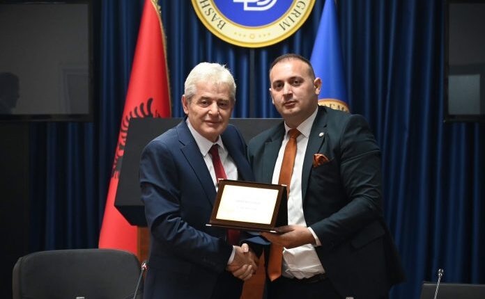 Lidhja e Bizneseve të Kosovës nderoi Ali Ahmetin