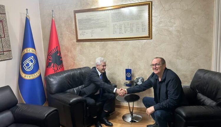 Dikur rival në politikë, Bardhyl Mahmuti sot takoi Ali Ahmetin