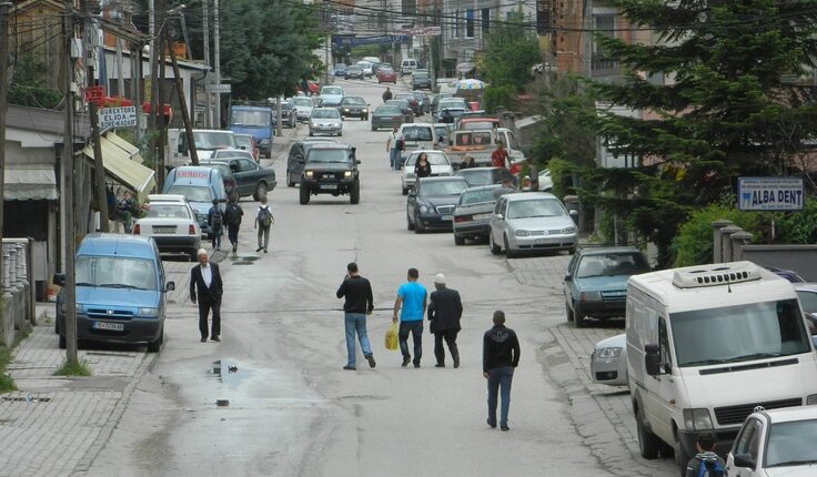 Përplasje në Reçicë të Vogël: Pas debatit, e godet me veturë bashkëfshatarin dhe i dëmton automjetin