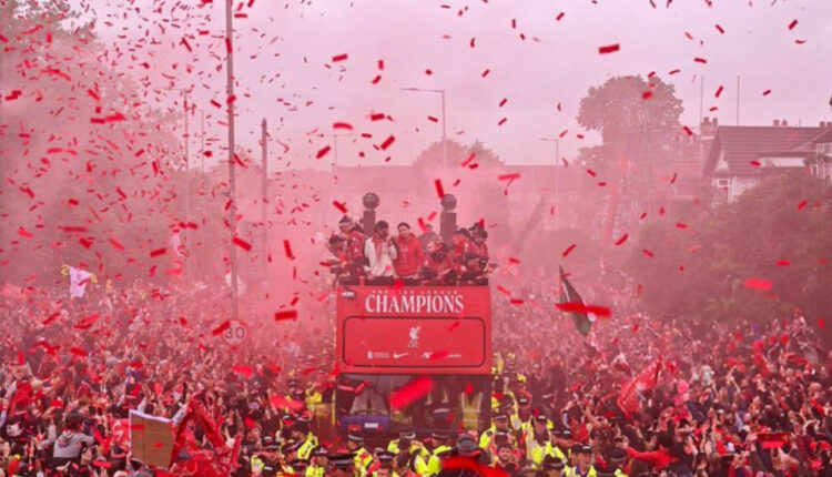 Liverpool-i shtyn festimet e titullit pas incidentit në paradë