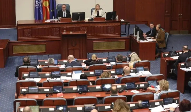 Seanca parlamentare shtyhet për një orë, E Majta kërkon përgjigje për shpenzimet e rrugës dhe qiranë e deputetëve
