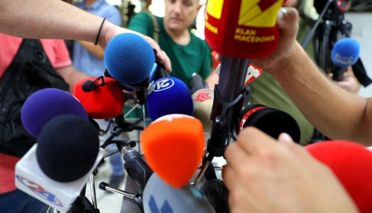 “Reporterët pa kufij”: Maqedonia e Veriut shënon rënie në lirinë e shtypit