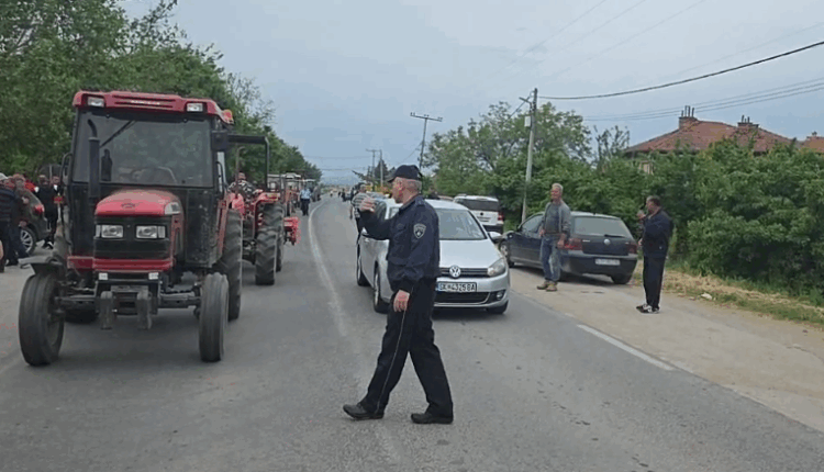 Protestojnë kultivuesit e Orizit, bllokojnë rrugën me traktorët e tyre