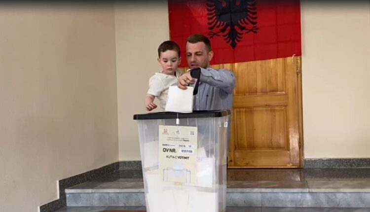 Qytetarët nga Kosova votojnë në Kukës