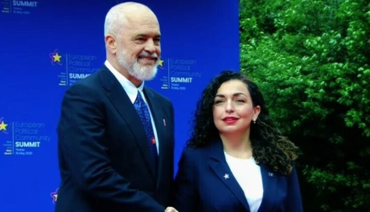 FOTOT/ Shi, buzëqeshje dhe përqafime! Momentet pikante gjatë pritjes së liderëve nga Rama në Tiranë