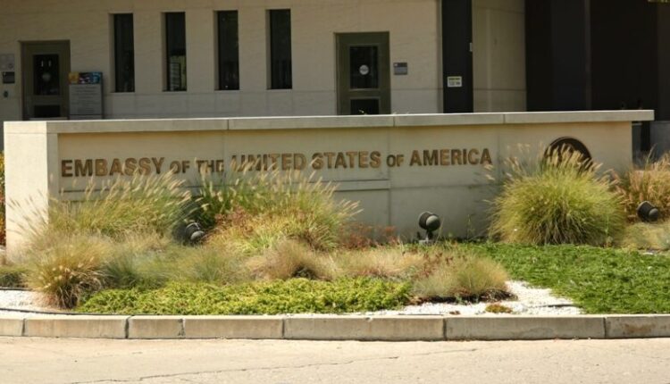 Ambasada Amerikane ndryshon orarin e vizave, sistemi do të pezullohet për një javë