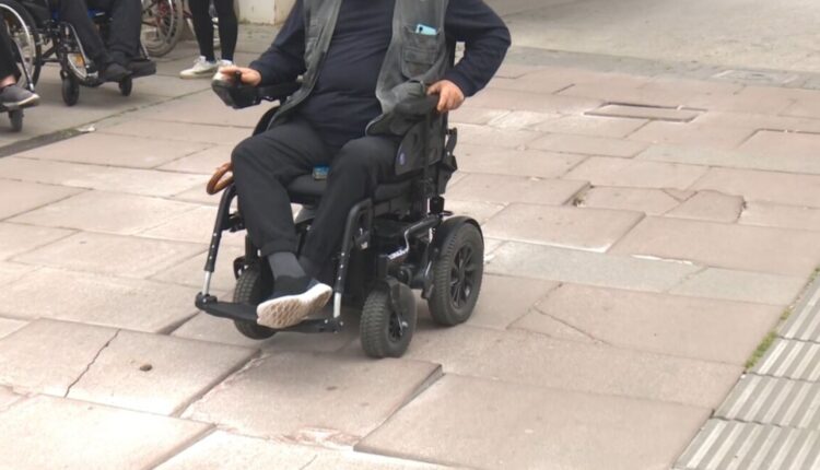 Me nevoja të posaçme dhe “të dënuar” nga institucionet! Në mes të Shkupit, rrugë të rrezikshme për shkak se janë si ara
