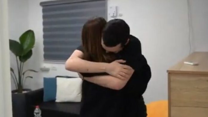 U mbajt peng për 19 muaj, momenti kur amerikano-izraeliti ribashkohet me familjen pasi u lirua nga Hamasi