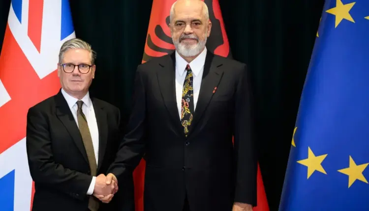 “Liderët evropianë e amerikanë, e shohin Edi Ramën si forcë stabilizuese në rajon”, “The Telegraph”: Kryeministri 1.98 m i gjatë që e bëri Starmerin të dukej i vogël në skenën botërore