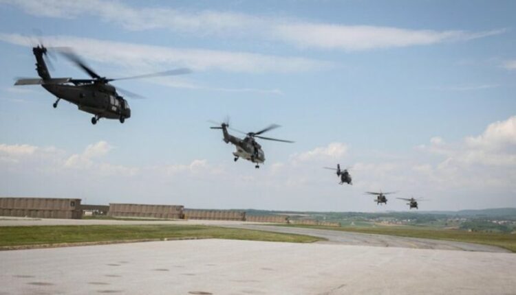 Trupat e aviacionit amerikan “fluturojnë” me ‘Blackhawk’ mbi kampin Bondsteel, zviceranët me AS-532 Cougar dhe hungarezët me H-145M