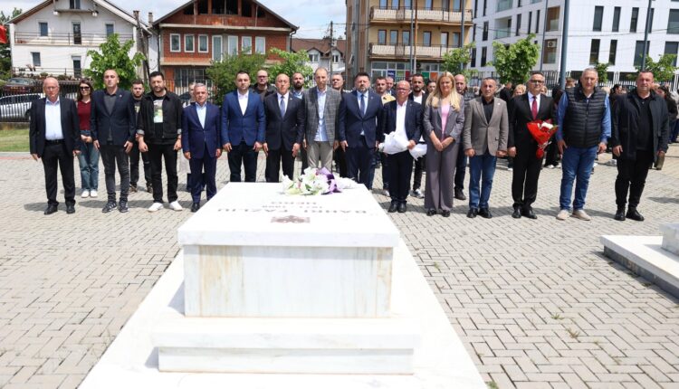 Haradinaj me homazhe në nderim të heroit Bahri Fazliu: Ishte frymëzim për rininë shqiptare