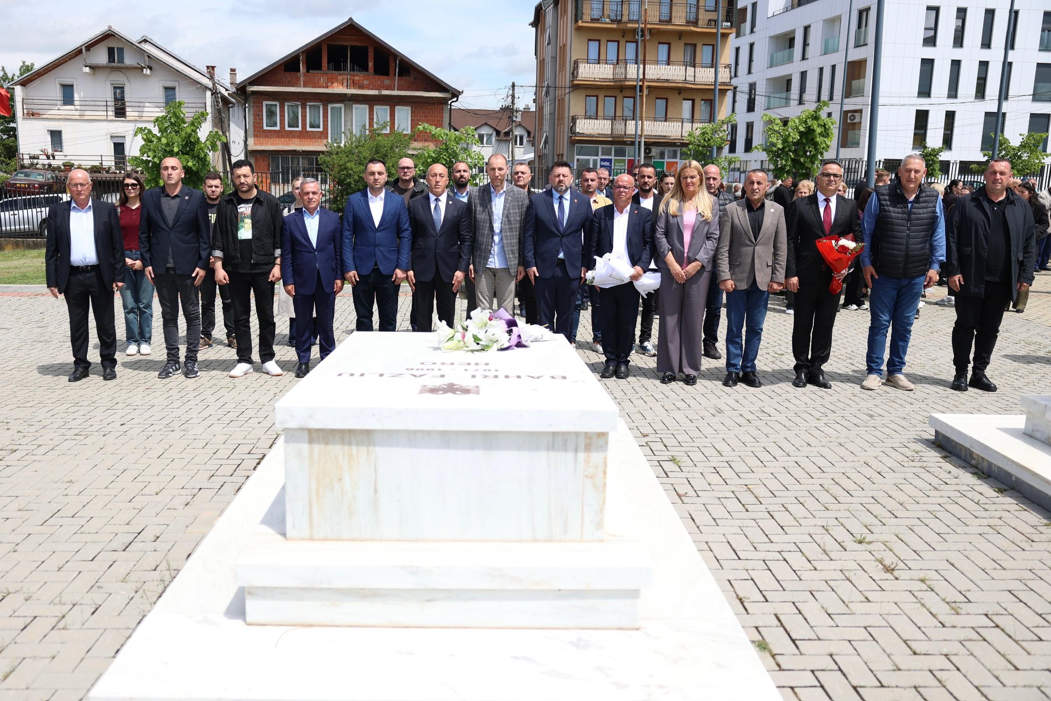 Haradinaj me homazhe në nderim të heroit Bahri Fazliu: Ishte frymëzim për rininë shqiptare Haradinaj me homazhe në nderim të heroit Bahri Fazliu: Ishte frymëzim për rininë shqiptare