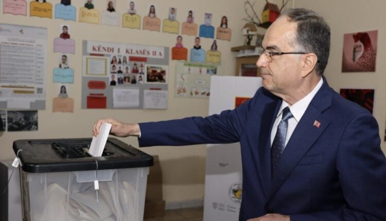 Voton Presidenti Bajram Begaj, apeli për qytetarët: Shprehni lirisht vullnetin