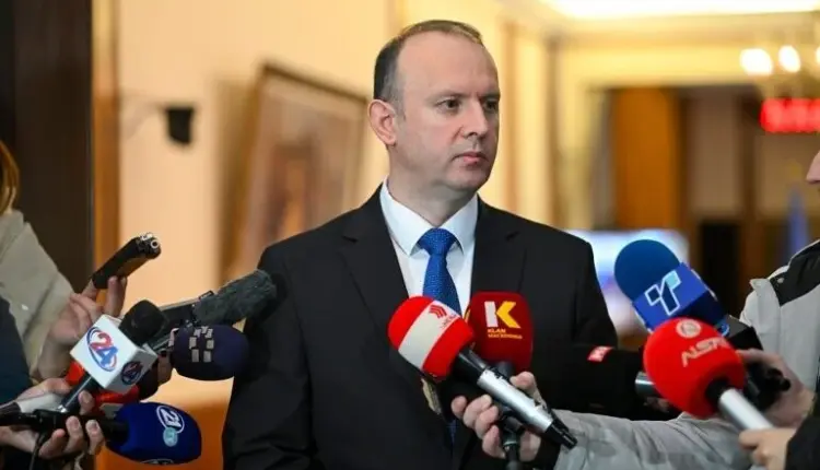 Kryeparlamentari Gashi uron 24 Majin – Ditën e “Shën Kirilit dhe Metodit”