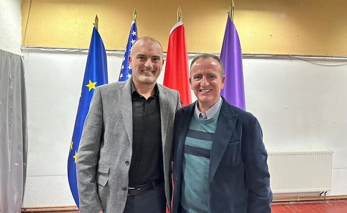 Snopçe: Arben Taravari nuk lejon kurrë që shqiptarët ti kap për veshi dikush!