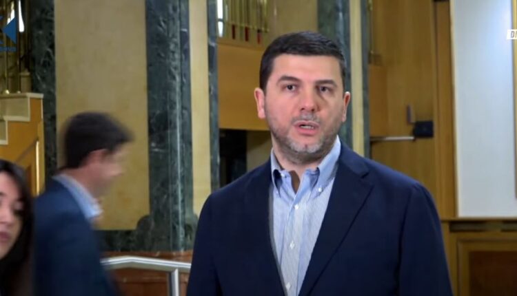 Krasniqi: Kurti nuk i ka numrat për kryeministër andaj po na mban peng