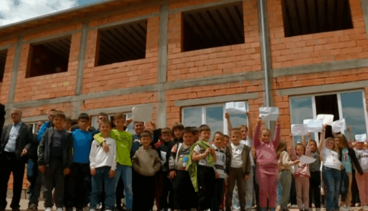 Banorët shqiptarë në Krushevë ndërtuan objekt shkollor me vetë-iniciativë, autoritetet kanë vendosur ta rrënojnë!