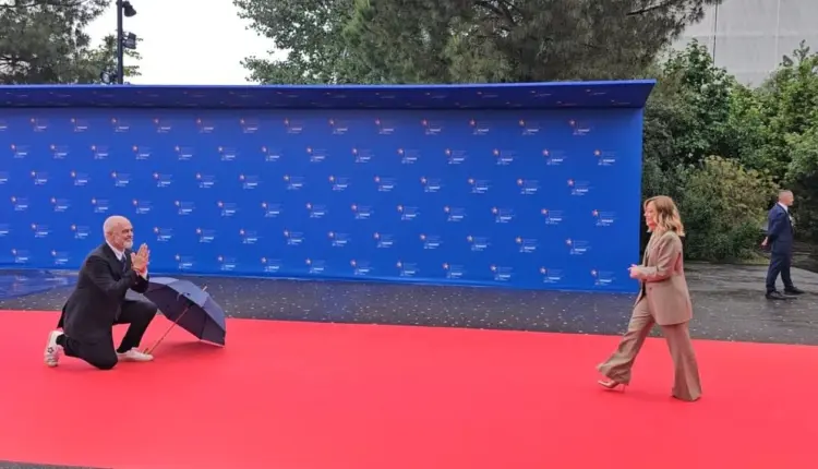 Zbulohet arsyeja pse Rama iu ul në gjunjë kryeministres së Italisë