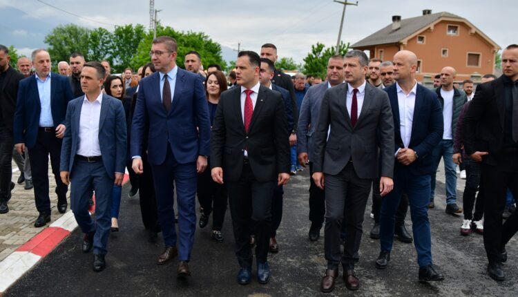 Mickovski promovoi rrugën në Pallaticë, por nuk hëngri “sheqerparen” e Blerimit (VIDEO)