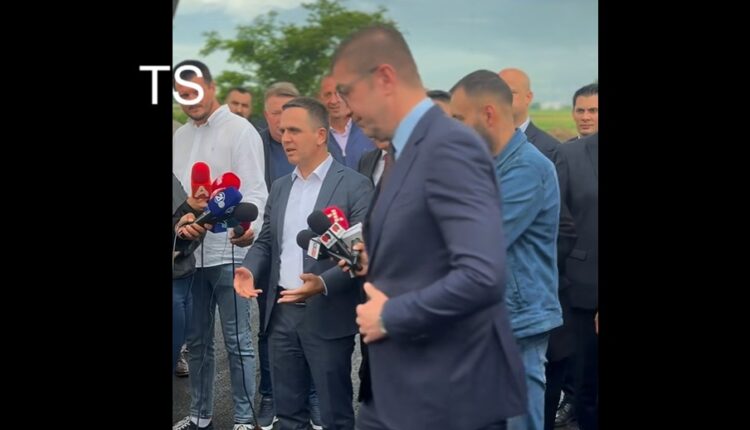 Moment i sikletshëm: Mickoski largohet pasi pyetet për shqiptarët, Kasamit i ngrin buzëqeshja (VIDEO)