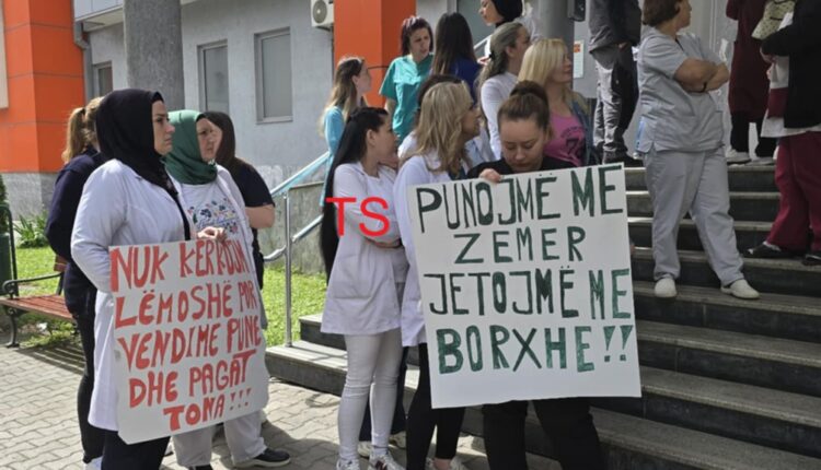 Mbi 3 muaj pa rroga, punonjësit shëndetēsor të Spitalit tē Tetovës në protestë: Kërkojmë vendime dhe rroga (VIDEO)