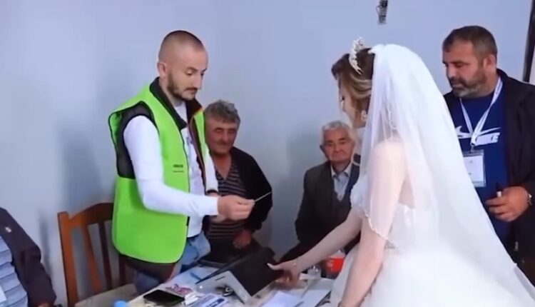 Nusja në Elbasan voton në ditën e dasmës me vello (VIDEO)